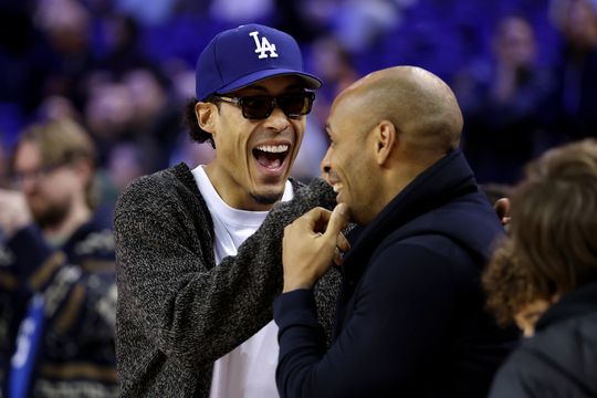 Virgil van Dijk en andere sterren zien Amerikaans volkslied ruw verstoord worden: activist schreeuwt opvallende kreet tijdens NBA-wedstrijd