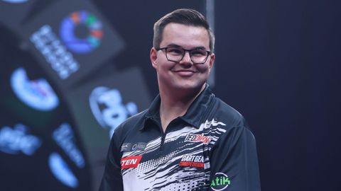 Topdarter Gian van Veen ziet aparte sfeer bij debuut in Saoedi-Arabië: 'Volgens mij waren ze er toen klaar mee'