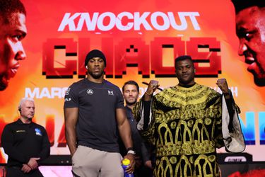 Anthony Joshua en Francis Ngannou gaan elkaar verbaal te lijf: 'Heb je al vaak zat zien boksen'