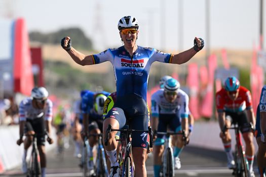 Tim Merlier wint eerste etappe in de UAE Tour, tweede plek voor Arvid de Kleijn