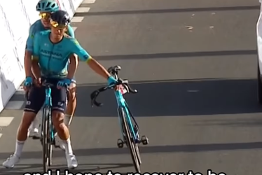 Een en al teamgevoel: Astana-renner neemt gecrashte teamgenoot op fiets mee over de finish
