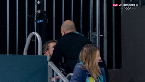 Erben Wennemars laat zich gaan op Winterspelen: ex-topschaatser zorgt voor opmerkelijk moment na race van zoon Joep