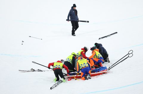Publiek houdt de adem in op Winterspelen na zware crash: olympisch kampioene per brancard afgevoerd
