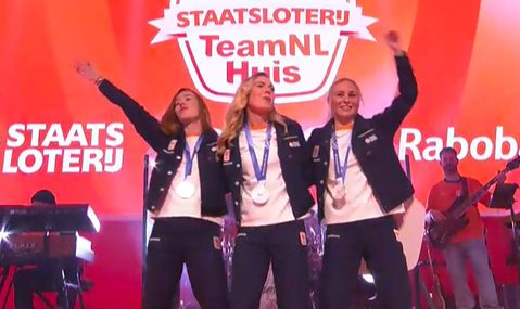 Irene Schouten deelt mooi moment met Joy Beune tijdens huldiging in TeamNL Huis: 'Zeg jij met al je gouden plakken'