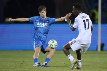 Omstreden AZ-verdediger lacht om 'harde tackle' na uniek incident: 'Ik vond het rood'