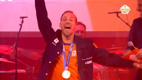 Kjeld Nuis steelt samen zijn ouders en zoonje Jax (9) de show bij huldiging: 'Ik moet hier even van bijkomen'