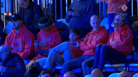 Zoon Kjeld Nuis (9) komt op tribune met prachtig gebaar vlak voor laatste olympische race van zijn vader