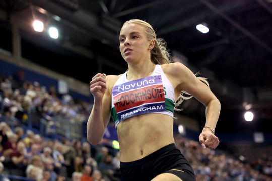 Nieuwe rivale van Femke Bol slaat toe bij afwezigheid: Britse atlete (23) loopt stokoud record uit de boeken op 800 meter indoor