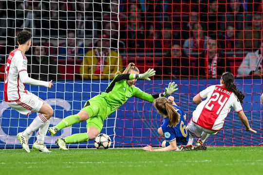 Sherida Spitse wordt gemist bij weerloos Ajax Vrouwen: Chelsea met 3-0 te sterk