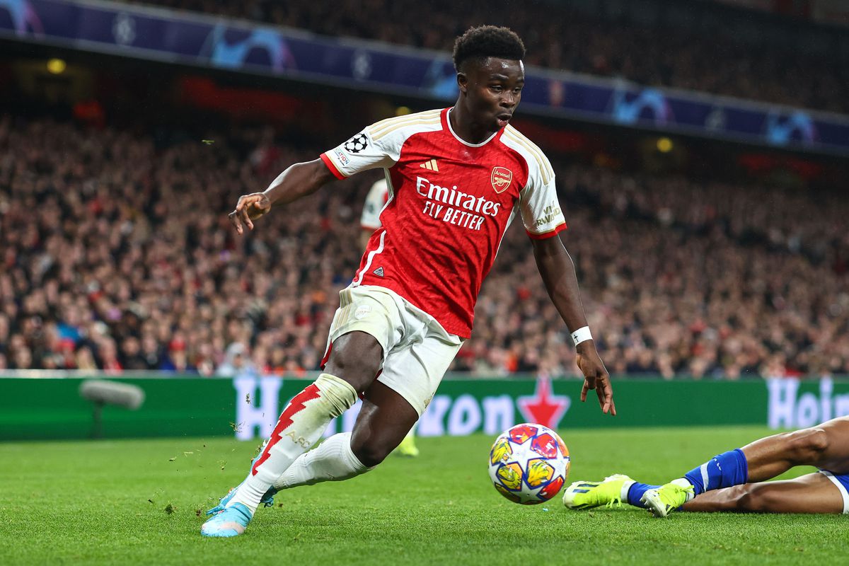 Arsenal-ster Bukayo Saka lanceert limited edition saus bij grote fastfoodketen