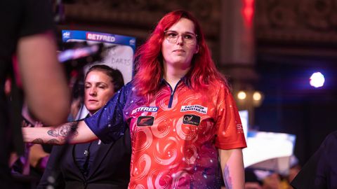 Dartster Noa-Lynn van Leuven wil af van stempel trans vrouw: 'Reacties worden steeds heftiger'