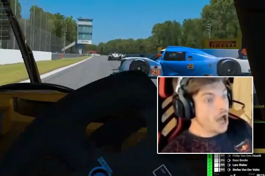 Video | Max Verstappen overleeft tot eigen verbazing megacrash tijdens simrace: 'Wow, wat?!'