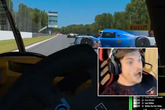 Max Verstappen vol verbazing tijdens simrace © Screenshot Team Redline, beeldbewerking: Sportnieuws.nl