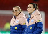 Lucy Bronze (rechts) samen met bondscoach Sarina Wiegman. © Getty Images