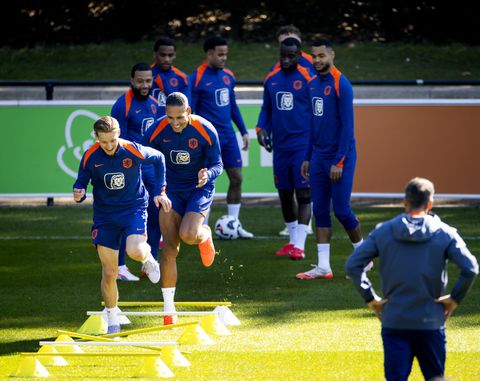 Frenkie de Jong stelt Nederland gerust na vervelend kwaaltje: 'Ik weet niet of het het eten is geweest'