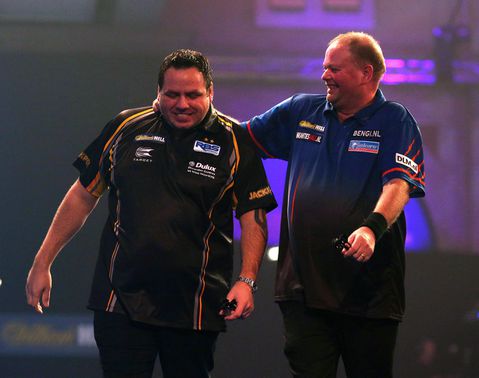 Engelse topdarter woest na misverstand in Duitse pizzeria, Raymond van Barneveld maakte hem 'nóg bozer'