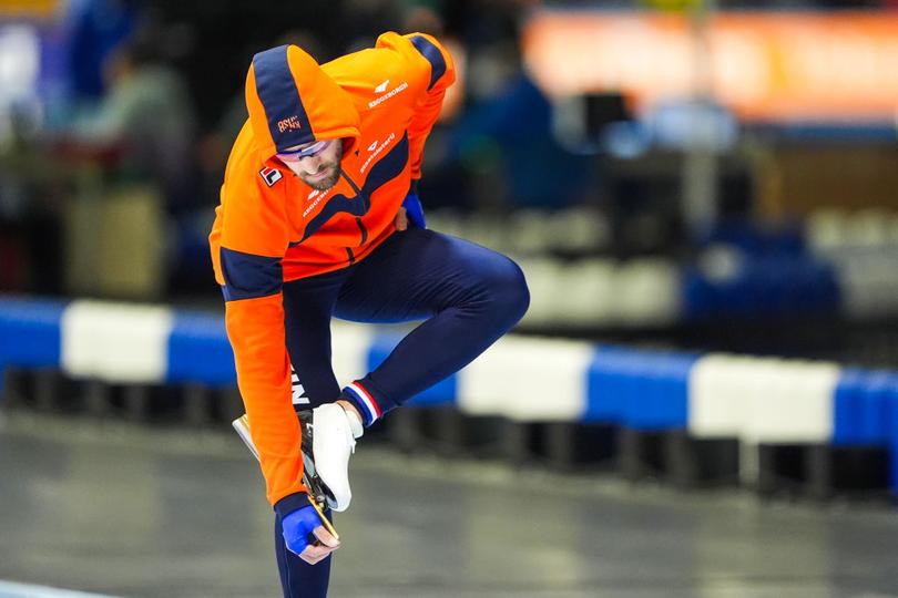 Kjeld Nuis pakt zijn schaats tijdens het WK schaatsen in Tomaszow Mazowiecki © Getty Images