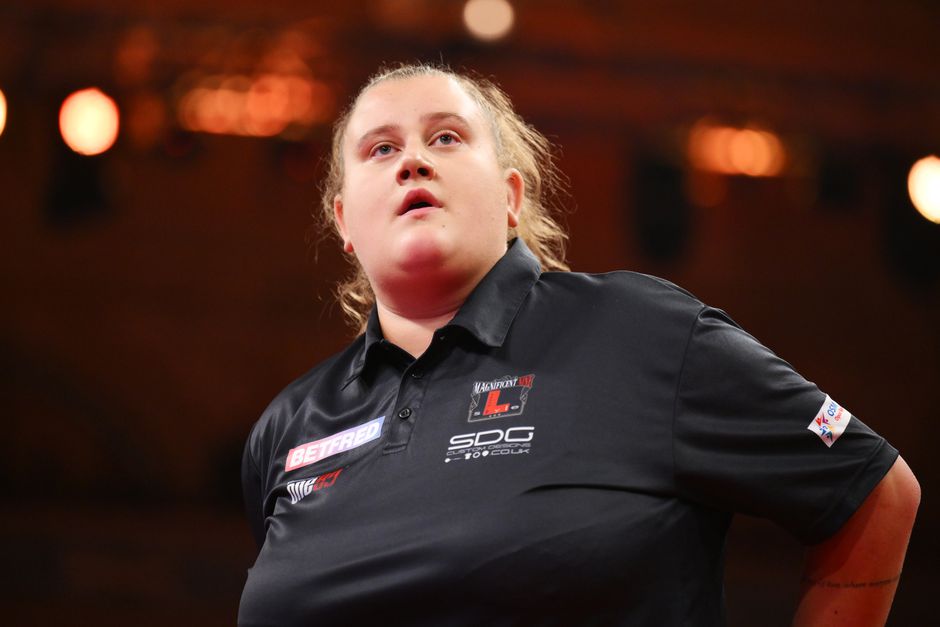 Onbegrip voor keuzes van topdartster Beau Greaves (21): 'Dat lijkt ze nu weg te gooien'