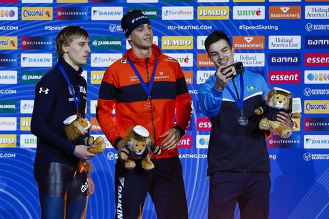 Wereldkampioen Jenning de Boo stelt Nederlandse schaatsfans teleur, Kazachse sensatie wint sprintfeestje
