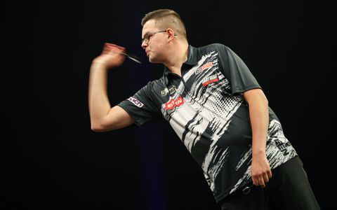 Topdarter Gian van Veen trekt zich terug vanwege nare blessure, gevolgen voor Michael van Gerwen in Premier League