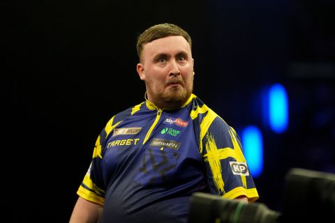 Ongekende comeback voor Luke Littler op zinderende Premier League-avond in Dublin