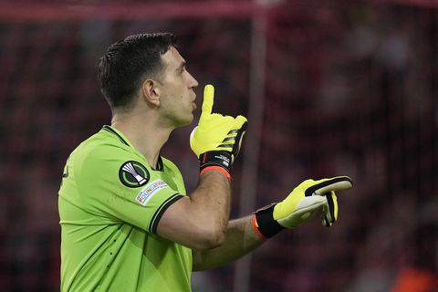 Ongeloof na tweede gele kaart relkeeper Emilio Martinez, oud-topscheidsrechter: 'Ik dacht: hoe lang is dit al zo?'