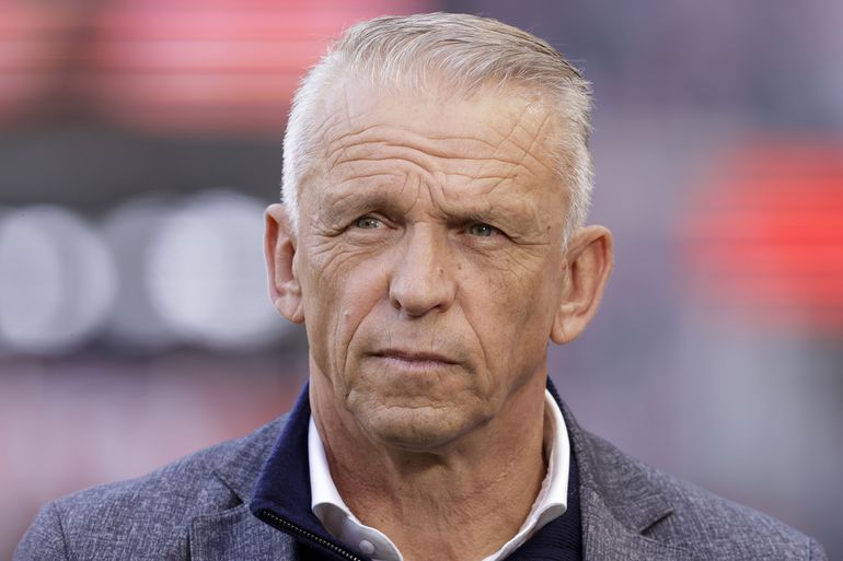 Trainer Edward Sturing na degradatie Vitesse: 'Wie niet meer wil of kan, moet zich melden'
