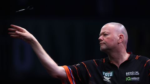 Lastige loting voor Raymond van Barneveld in Oostenrijk, Michael van Gerwen wacht mogelijk Nederlands onderonsje