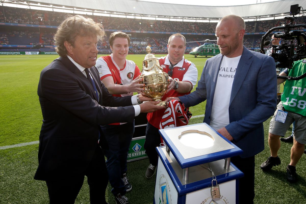 Dit Feyenoord-icoon (68) is net weer vader geworden: 'Schitterend, dan kan ik meteen volschieten'