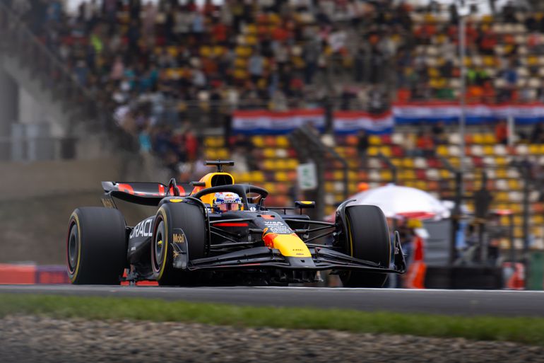 GP China | Max Verstappen met afstand de beste in sprintrace, Lewis Hamilton knap op podium