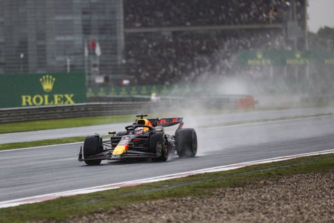 Max Verstappen over barre omstandigheden in China: 'Het voelde alsof ik op ijs reed'