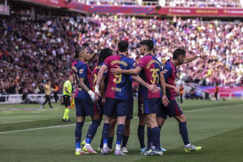 Aanvoerder Frenkie de Jong haalt opgelucht adem in jubileumduel bij Barcelona