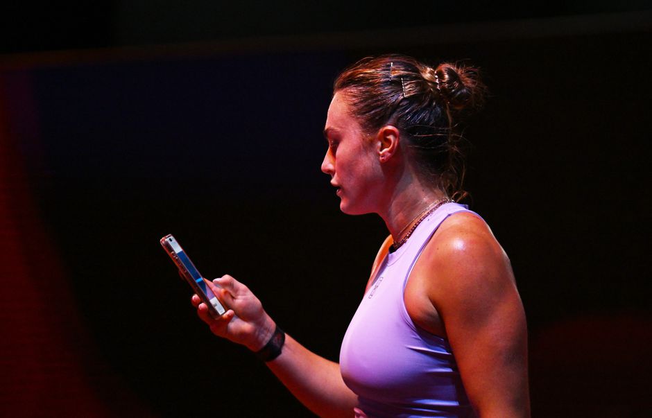 Toptennisster zorgt voor bizar moment en krijgt waarschuwing: 'Dit heb ik nog nooit meegemaakt'