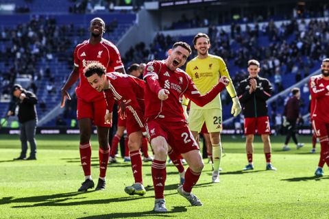 Arne Slot kruipt volgens Britse media door het oog van de naald: 'Op het moment dat zelfs zijn fans hem weg wilden'