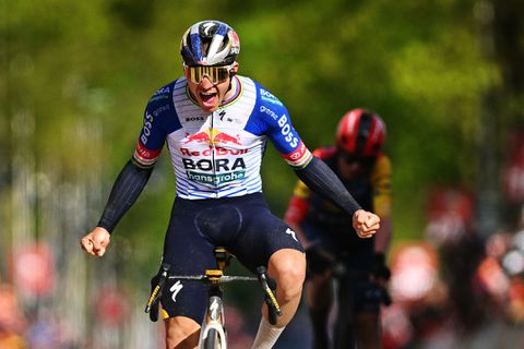 Remco Evenepoel straalt na revanche in Amstel Gold Race: 'Dit is de mooiste overwinning van het seizoen'