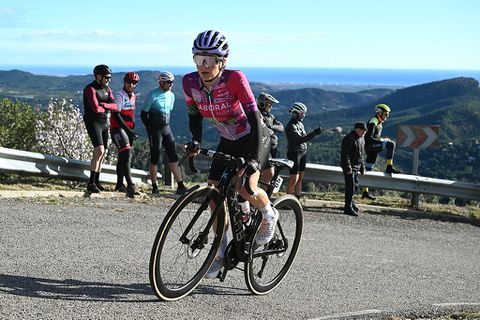 Wielrenster (27) verrast vriend en vijand na horrorcrash in Milaan-Sanremo