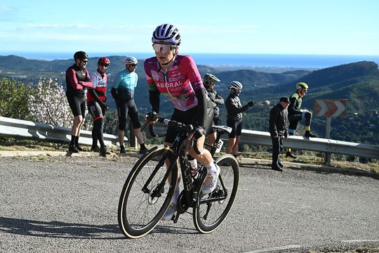 Wielrenster (27) verrast vriend en vijand na horrorcrash in Milaan-Sanremo