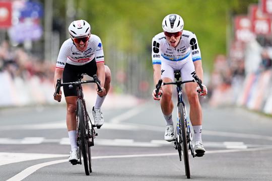 Topfavoriete Demi Vollering laat zich verrassen in Amstel Gold Race: Spaans toptalent soleert naar prachtige zege