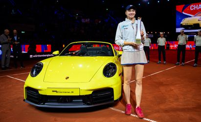 Toptennisster mag na gewonnen finale eindelijk in peperdure auto stappen: publiek joelt voor Elena Rybakina