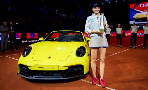 Toptennisster Elena Rybakina wint opnieuw in Stuttgart: deze keer mag ze wél in haar gewonnen Porsche rijden