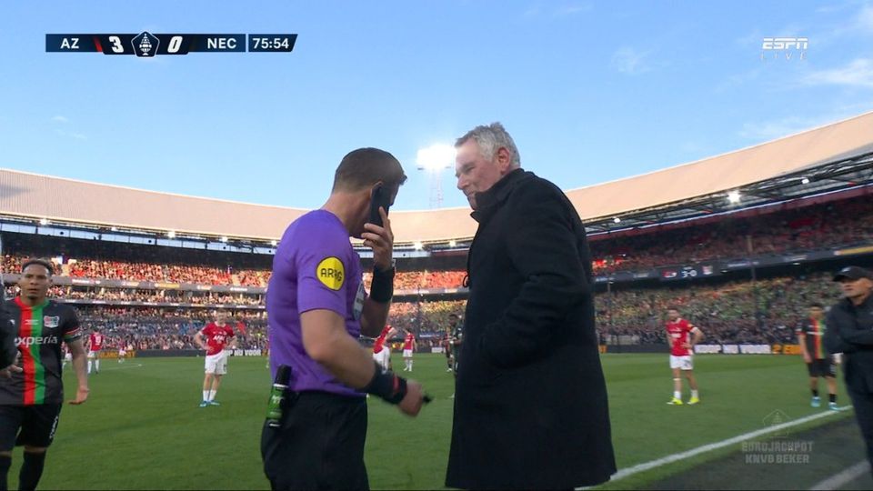 Danny Makkelie neemt telefoon op © Screenshot ESPN