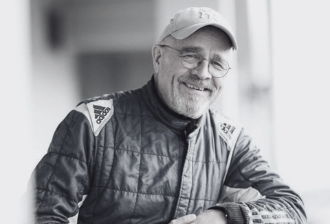 Tranen en applaus bij eerbetoon aan verongelukte coureur (66) tijdens race met Max Verstappen