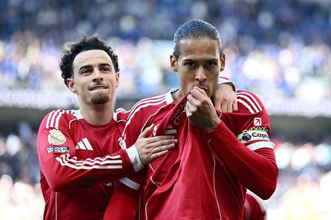 Virgil van Dijk goud waard voor Arne Slot en Liverpool: aanvoerder bezorgt zijn ploeg grote zege diep in blessuretijd