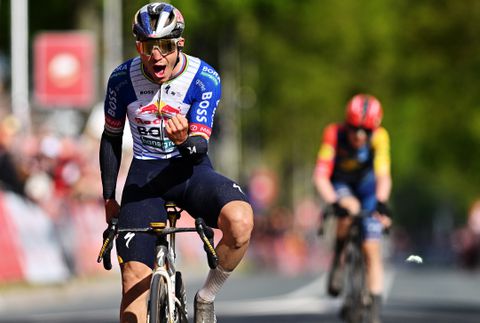 Remco Evenepoel neemt zoete revanche in Amstel Gold Race: topfavoriet verslaat titelverdediger op de streep