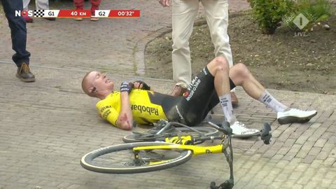 Flinke domper voor Visma | Lease a Bike in Amstel Gold Race: titelkandidaat geeft op na pijnlijke val