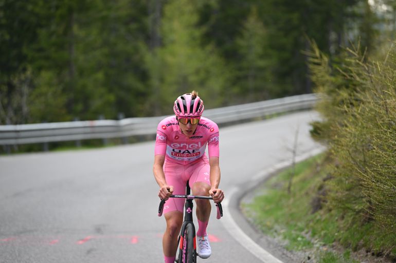 Oppermachtige Tadej Pogacar deelt genadeklap uit in koninginnenrit Giro d'Italia