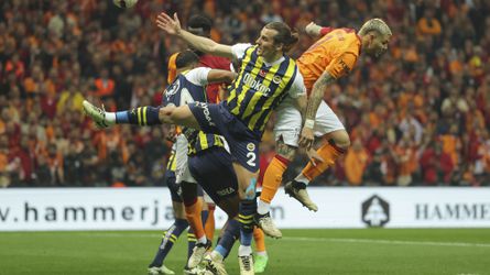 Fenerbahçe wint met tien man van Galatasaray: kampioenschap wordt in laatste ronde beslist