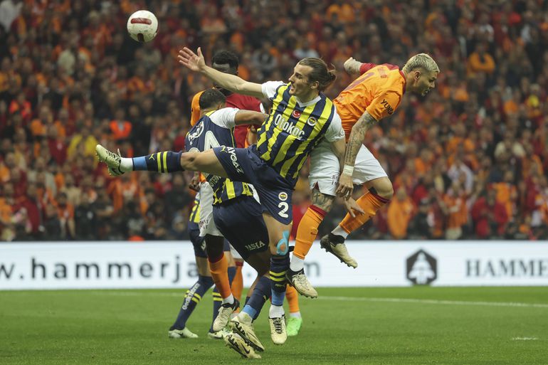 Fenerbahçe wint met tien man van Galatasaray: kampioenschap wordt in laatste ronde beslist