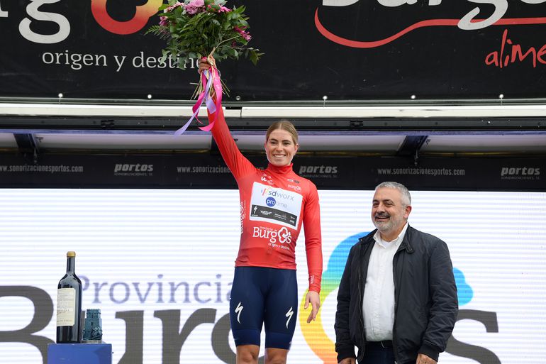 Demi Vollering maakt in Ronde van Burgos hattrick van rittenkoersen compleet