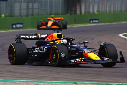 Max Verstappen houdt Lando Norris in onverwachte slotstrijd Emilia-Romagna achter zich en wint vijfde race van seizoen